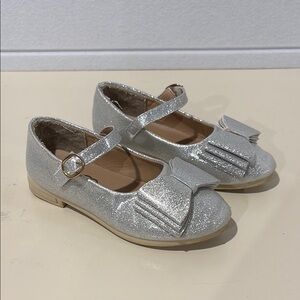 Pipperdoodles by Pip Squeak’s Boutique Sparkly Silver Bow Girls Velcro Shoes